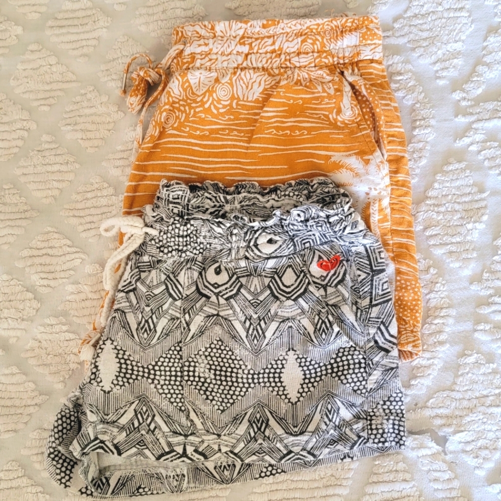 Bundle of linen shorts